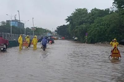 Hà Nội: Mưa lớn diện rộng sáng 15/9, nhiều tuyến đường và hầm chui ngập sâu