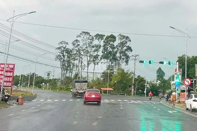 Lắp đặt hoàn thiện đèn tín hiệu tuyến tránh quốc lộ sau phản ánh của Báo Nhân Dân