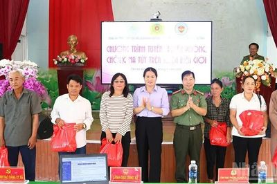 Đồng Tháp: Người dân biên giới được tặng quà, thi rung chuông vàng