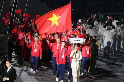 Hai vận động viên Thanh Thúy, Quang Kiệt cầm cờ Việt Nam tại lễ khai mạc ASIAD 2026