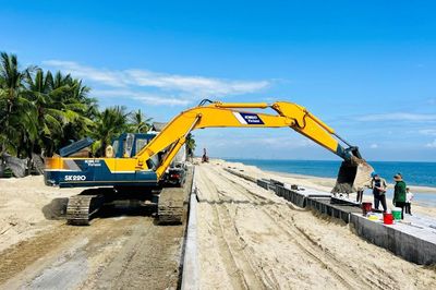 Tăng tốc thi công kè khẩn cấp, tạo đà về đích đúng ngày 15-9