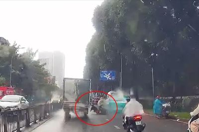 Tìm tài xế taxi và xe máy công nghệ liên quan vụ tai nạn chết người