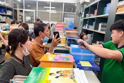 Phụ huynh và học sinh làm gì khi chưa có đủ SGK?