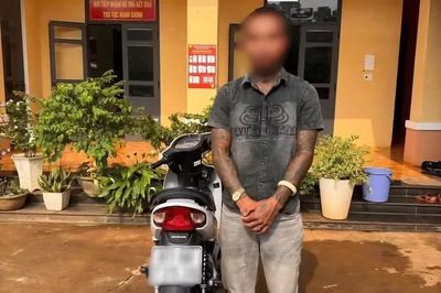 Tịch thu xe máy của nam thanh niên ở Gia Lai khi điều khiển thả 2 tay.