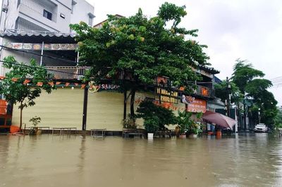 Triều Khúc ngập sâu sau mưa lớn, người dân chật vật di chuyển