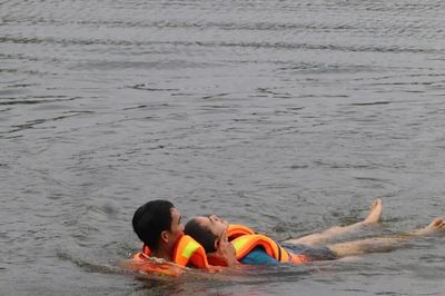 Công an Đà Nẵng diễn tập giải cứu 24 người mắc kẹt, lật xuồng trong mưa bão