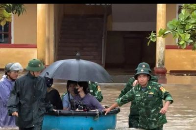 Bộ đội dùng thuyền thúng đưa gần 200 học sinh, giáo viên khỏi trường ngập sâu