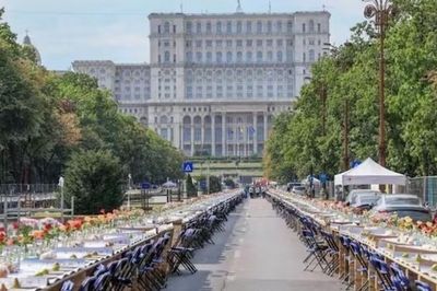 Romania xác lập kỷ lục Guinness với chiếc bàn dài nhất thế giới để gây quỹ từ thiện