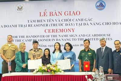 Bàn giao tấm biển tên và chòi canh gác của doanh trại Reasoner cho Hoa Kỳ