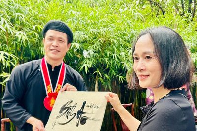 Thưởng lãm nghệ thuật thư pháp Hán Nôm và Quốc ngữ tại Văn Miếu - Quốc Tử Giám