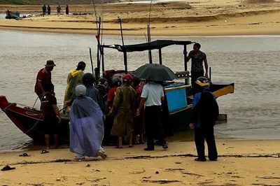 Đang đánh cá gần bờ, người đàn ông không may bị sét đánh tử vong