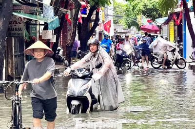 Mưa lớn suốt đêm, nhiều tuyến phố Hà Nội ngập trong giờ cao điểm