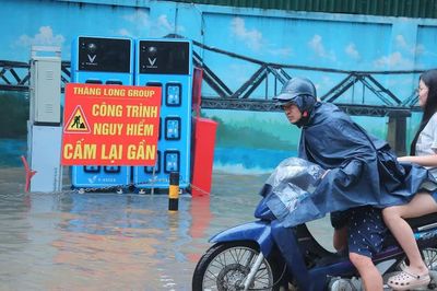 Hà Nội mưa lớn, ngập nhiều tuyến phố và hầm chui, giao thông cao điểm khó khăn