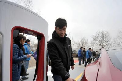 Nếu bán chính hãng ở Việt Nam, xe điện Tesla sẽ sạc thế nào?