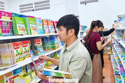 Đắk Lắk: Phụ huynh đỏ mắt tìm sách cho con