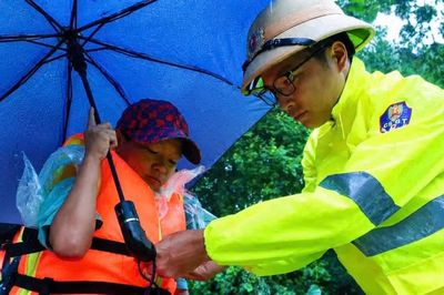 Thái Nguyên: Hơn 120 học sinh thoát cảnh đi nhờ cano qua sông Cầu