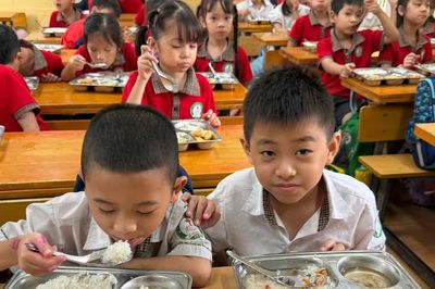 Bữa ăn của hơn 2.000 học sinh sau vụ gà, tôm có mùi bất thường