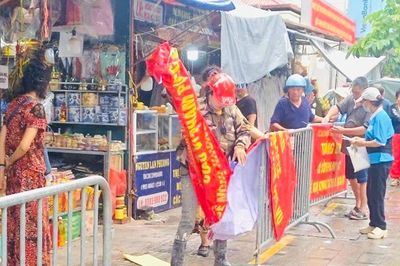 Chợ Kim Liên dừng hoạt động, tiểu thương được hỗ trợ di chuyển hàng hóa