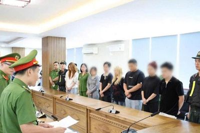 Khởi tố chủ quán cùng 6 nhân viên buôn bán khí cười