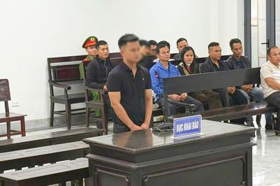 Lĩnh thêm án phạt vì dùng dao có tính sát thương cao