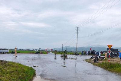 Xe tải va chạm xe máy, 2 học sinh tử vong
