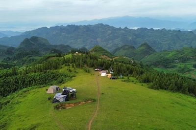 Gia đình Hà Nội lái xe 6 tiếng đến đồi cỏ 'nhiều người tưởng châu Âu', sốc vì lạnh