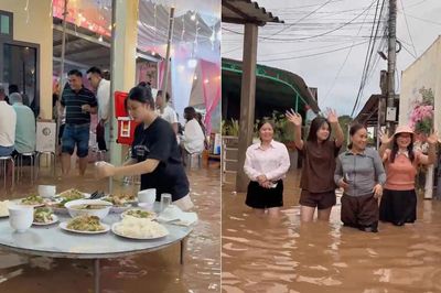 Đám cưới ngày ngập lụt ở Quảng Trị, quan khách xắn quần lội nước ăn cỗ
