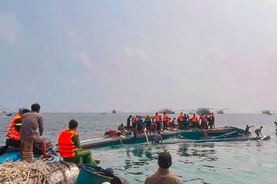 Tàu chở 10 người bị lật gần đảo Phú Quý