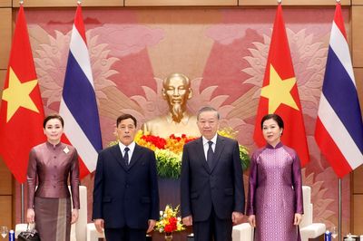 Việt Nam bắn đại bác chào đón Nhà Vua Thái Lan và Hoàng hậu