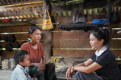 Cô giáo lên rẫy tìm học sinh, chờ cha mẹ 'đủ tuổi' để khai sinh cho trò