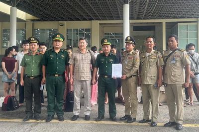 Tiếp nhận hơn 100 công dân Việt Nam do phía Campuchia bàn giao