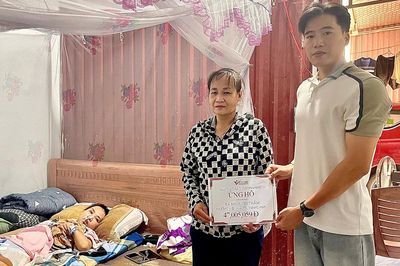 Bạn đọc giúp đỡ người mẹ bán nhà để cứu con nằm bất động hơn 47 triệu đồng