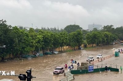 Mưa mưa lớn kéo dài, Hà Nội ngập nhiều tuyến phố
