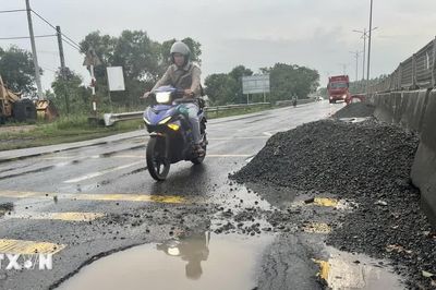 Quốc lộ 1A qua Quảng Trị xuất hiện nhiều điểm hư hỏng sau mưa lũ