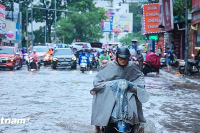 Người dân chật vật đi làm trong cảnh mưa ngập và tắc đường