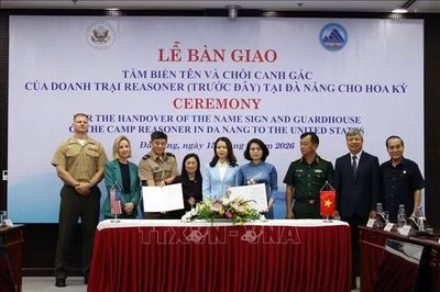 Bàn giao hiện vật doanh trại Reasoner cho Hoa Kỳ