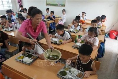 Bữa ăn bán trú: Không chỉ chuyện đủ món, đúng định lượng