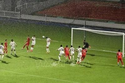 ASIAD 2026: Cổ động viên Việt Nam đội mưa cổ vũ tuyển bóng đá