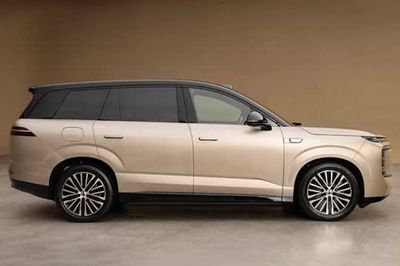 SUV dài 5,2 mét, công suất 503 mã lực, nội thất hiện đại, giá gần 1,2 tỷ đồng