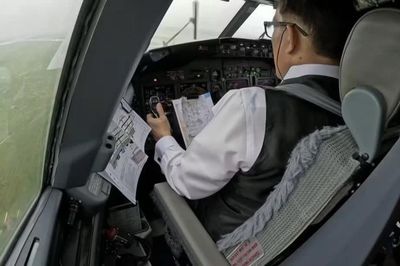 Hành trình 50 năm làm chủ bầu trời của vị Quốc vương tự lái Boeing 737 đến Hà Nội