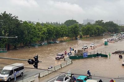 Hà Nội mưa lớn buổi sáng gây úng ngập, ùn tắc giờ đi làm