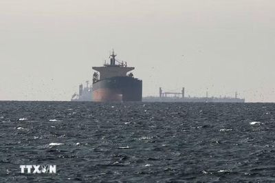 Siêu tàu dầu bị nổ do trúng thủy lôi tại Hormuz