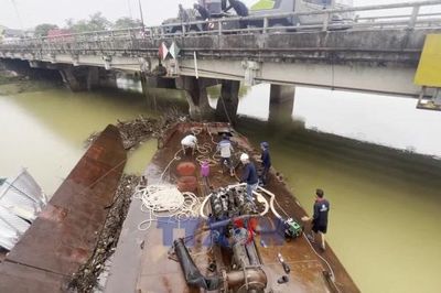 Giải cứu thành công sà lan mắc kẹt ở cầu Mỹ Chánh
