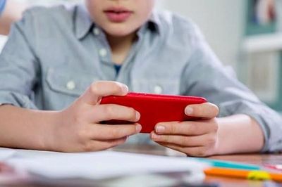 EU đề xuất cấm trẻ dưới 15 tuổi sử dụng mạng xã hội và chatbot AI