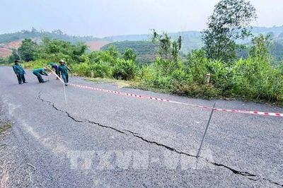 Lâm Đồng cảnh báo nguy cơ sạt trượt trên tuyến đường gần cầu Đắk Glong