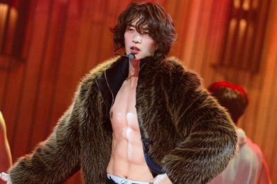 Minho khoe cơ bụng sáu múi, gây chú ý sau 19 năm hoạt động cùng SHINee