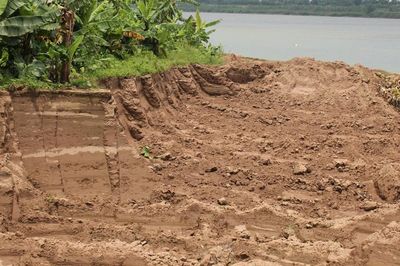 Vụ mất hàng trăm khối đất ruộng: Không khởi tố vụ án, quyền lợi người dân đi về đâu?