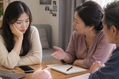 Con gái mới đi làm lương 8 triệu, bố mẹ bắt nộp 30% mỗi tháng