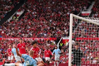 Mắc sai lầm nghiêm trọng tại trận derby Manchester, hai trọng tài phải 'trả giá'