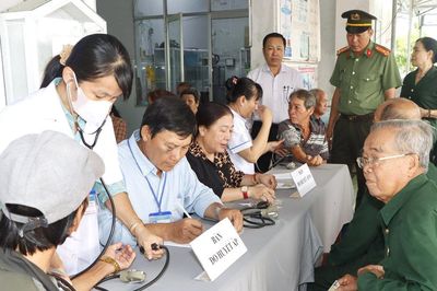 Cà Mau: Ra quân 45 ngày khám sức khỏe, sàng lọc bệnh cho Nhân dân